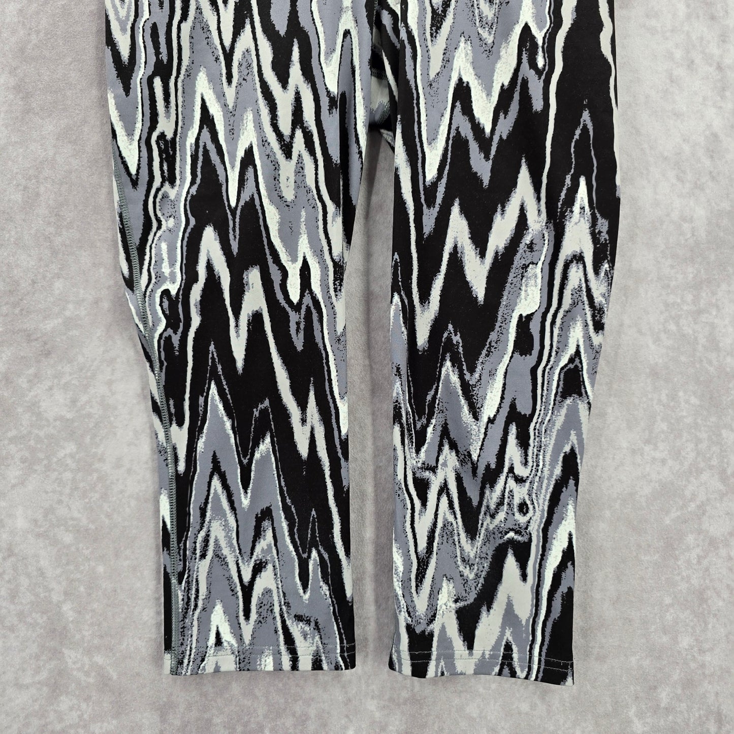 Reebok Black Gray Print Cropped capri Athletic Pants Bottoms Leggings S Small