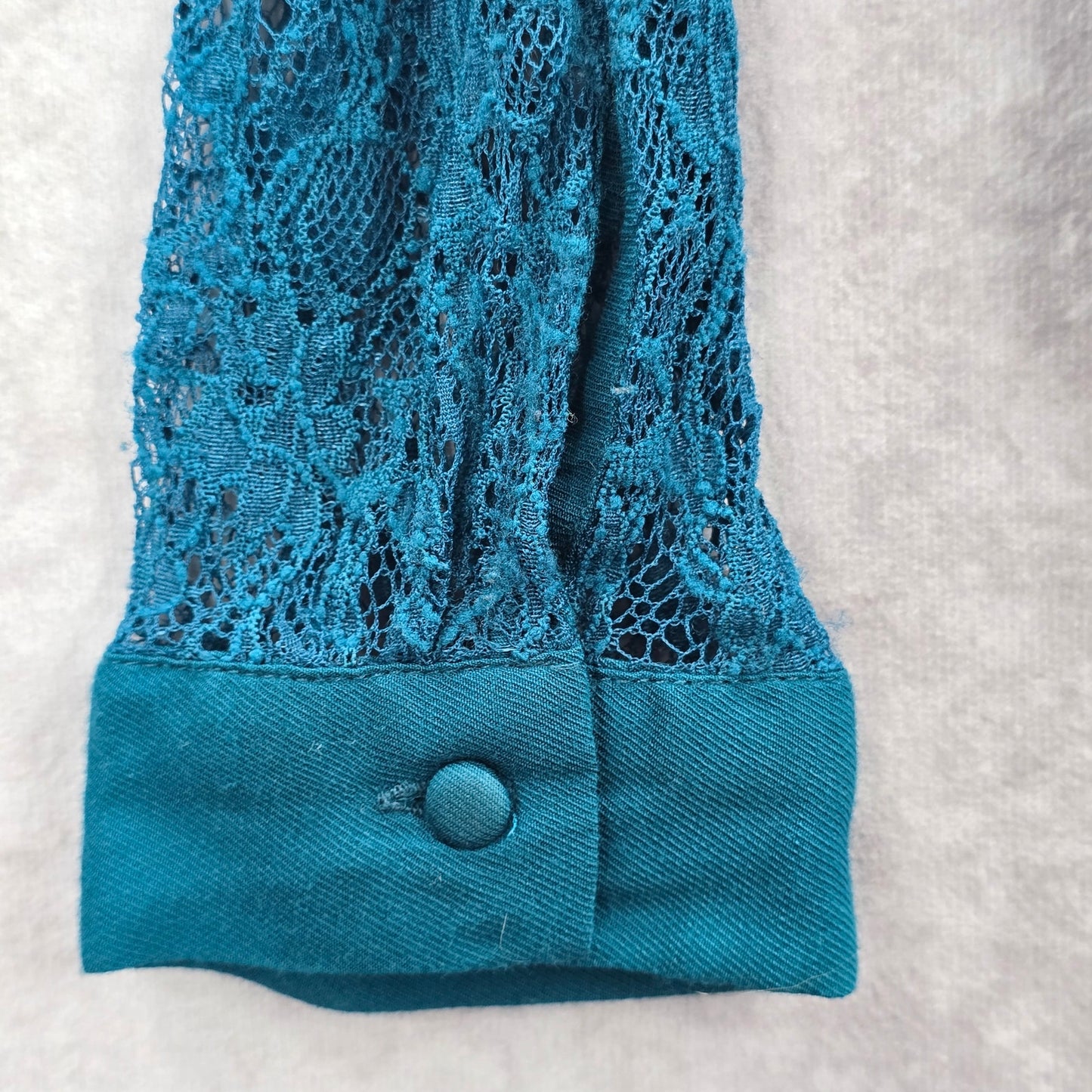 052. Forever 21 Green Lace Button Down Long Sleeve Top Small