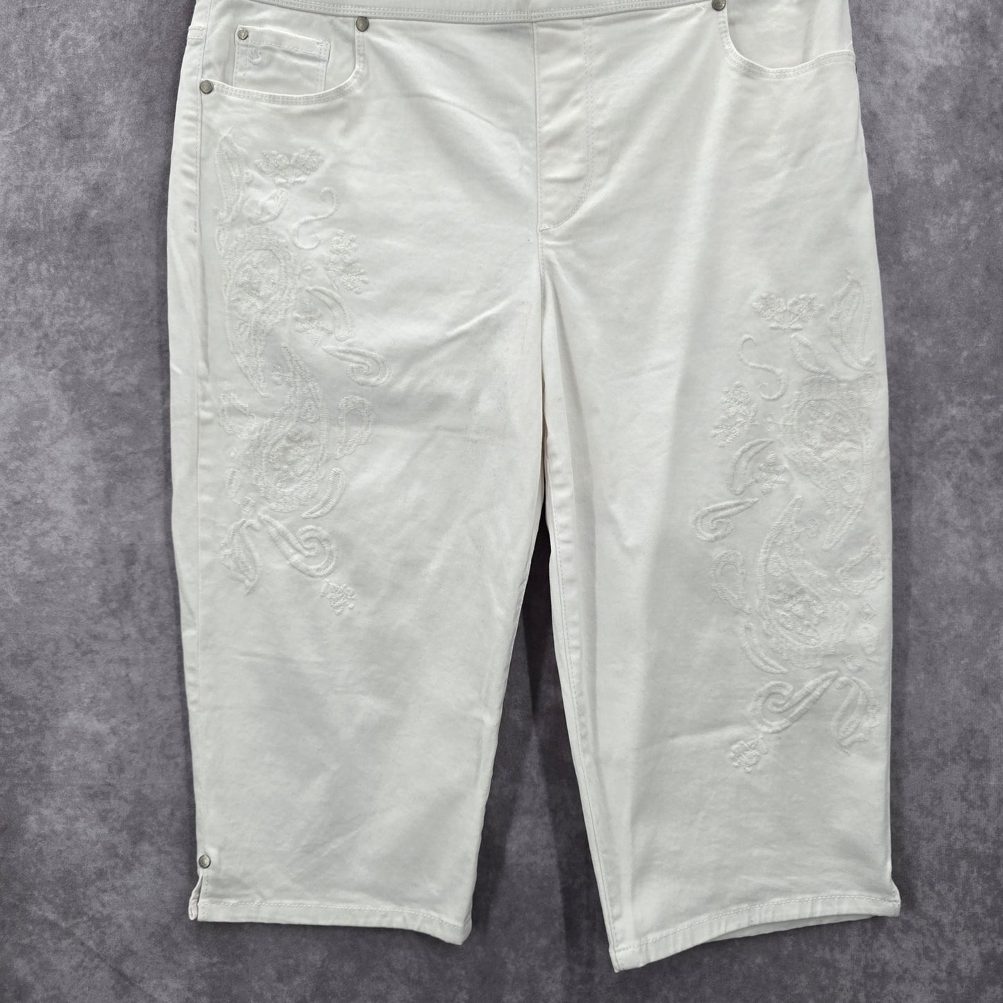 Gloria Vanderbilt White Embroidered Floral Crop Avery Cotton Pants 12