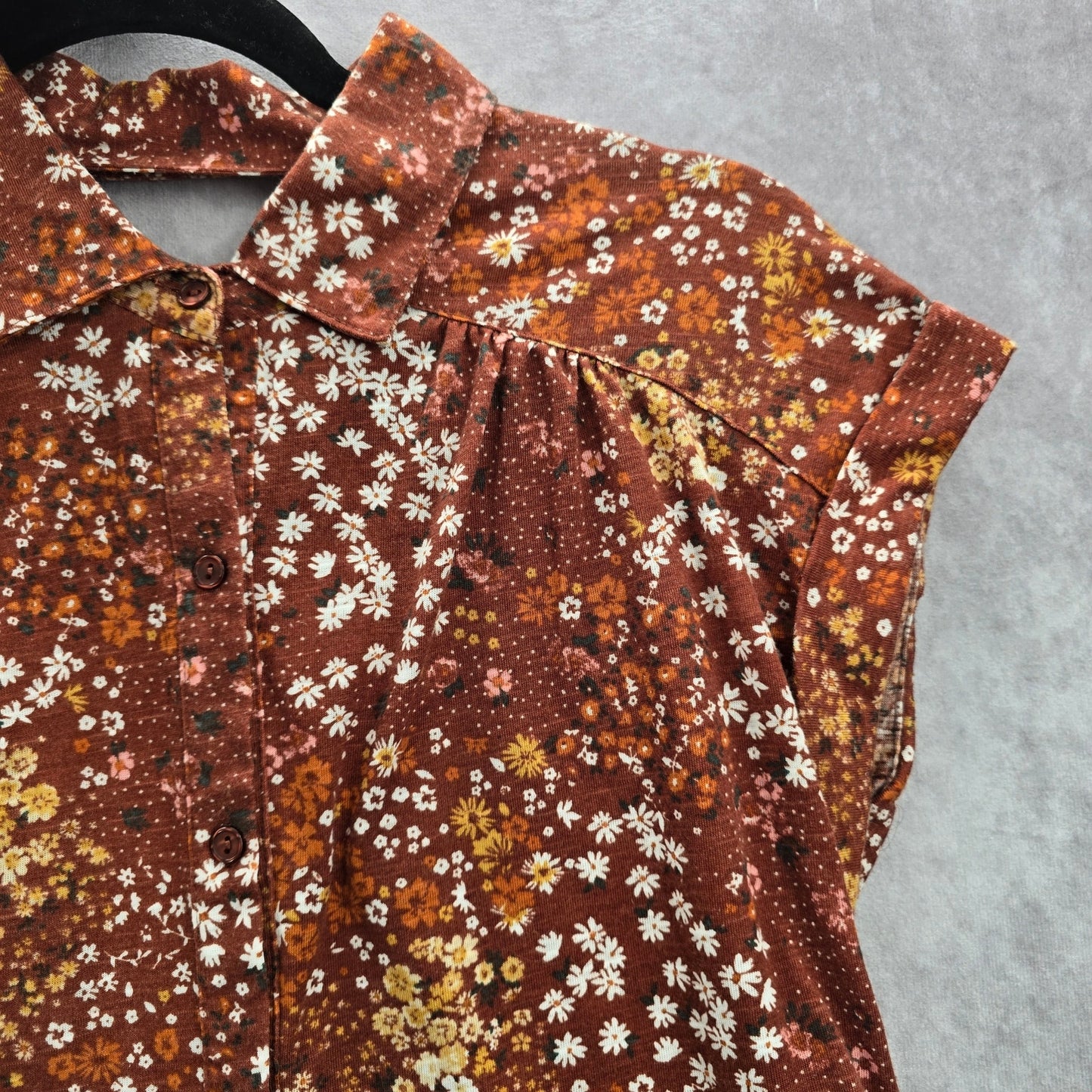 059. No Boundaries Brown Floral Crisscross Short Sleeve Button Down Top Small