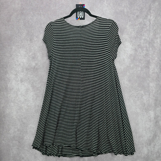 060. Black White Striped Stretchy Flare Short Sleeve Knee Length Dress Small