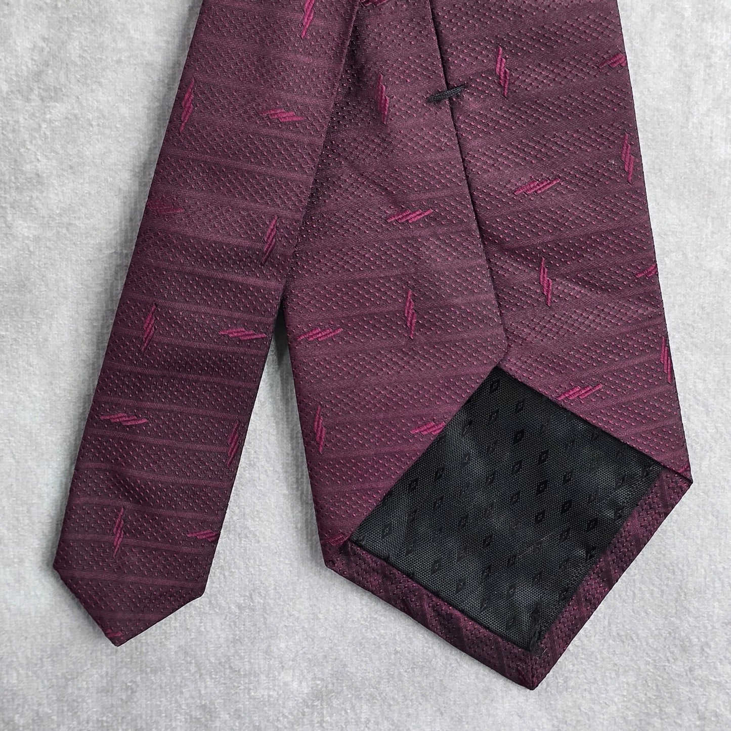 Kenneth Cole New York Burgundy Maroon Stripe Geometric Silk Men's Neck Tie NWOT
