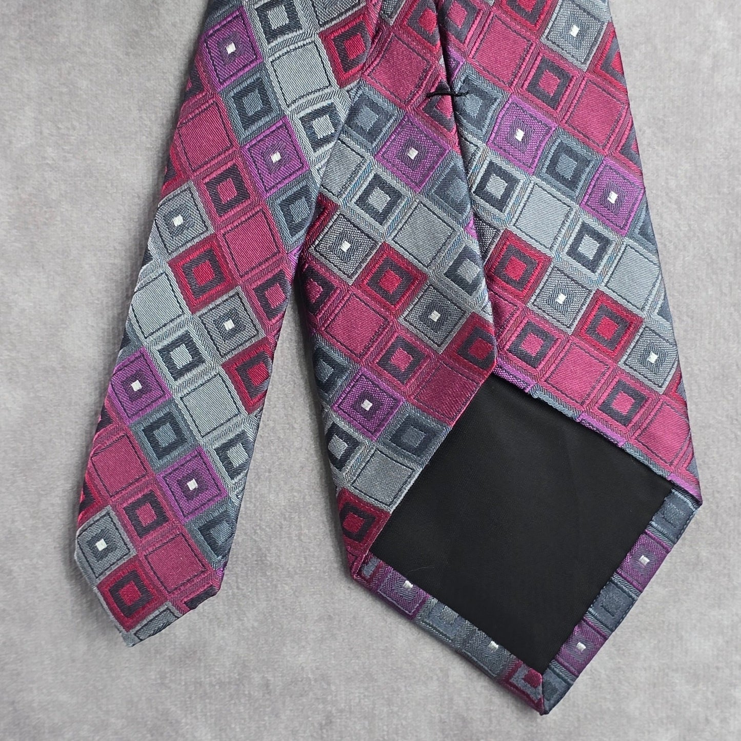 Van Heusen Gray Pink Geometric Diamond 100% Silk Executive Men's Neck Tie NWOT