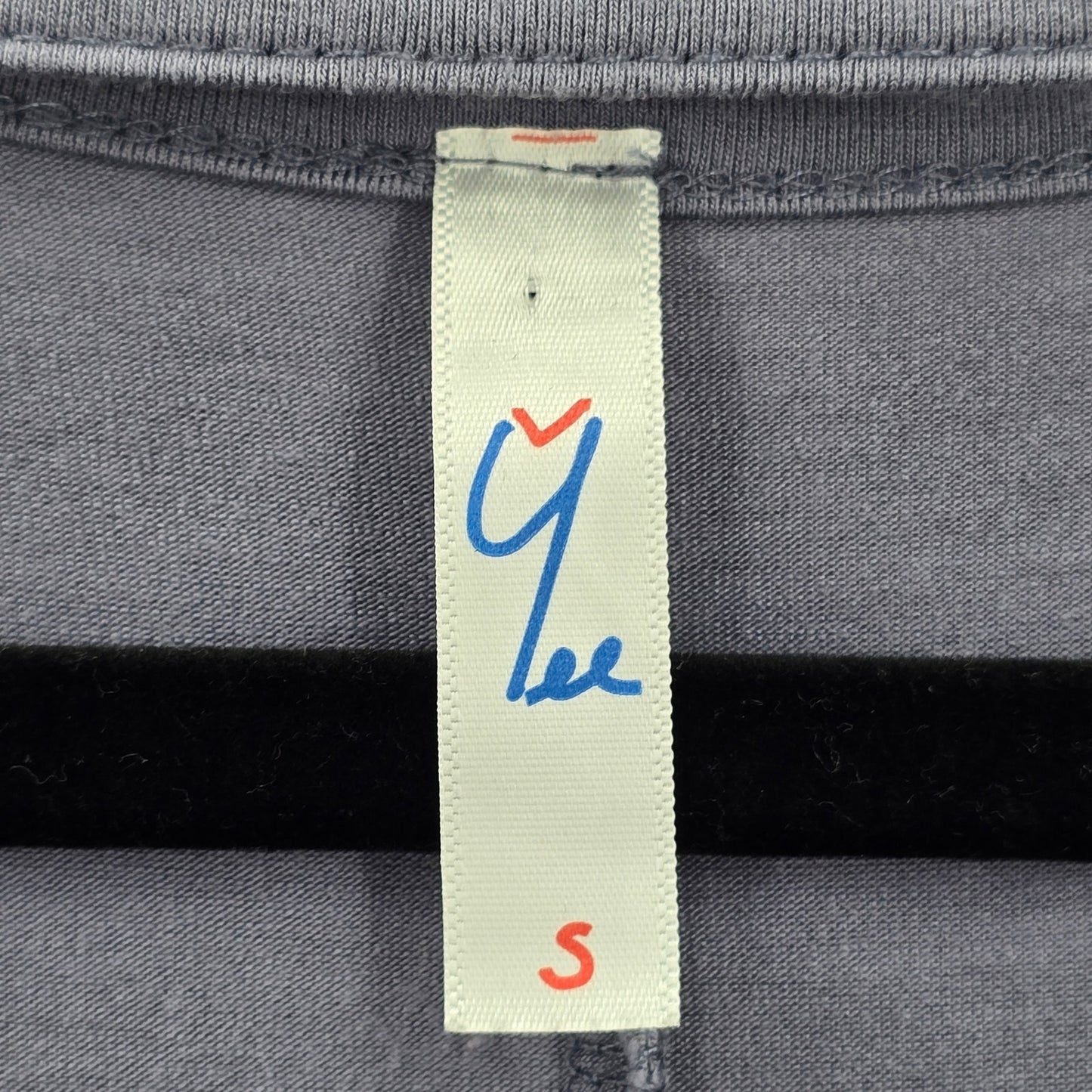 053. Yee Gray Short Sleeve Flare Cutout Casual Top Small
