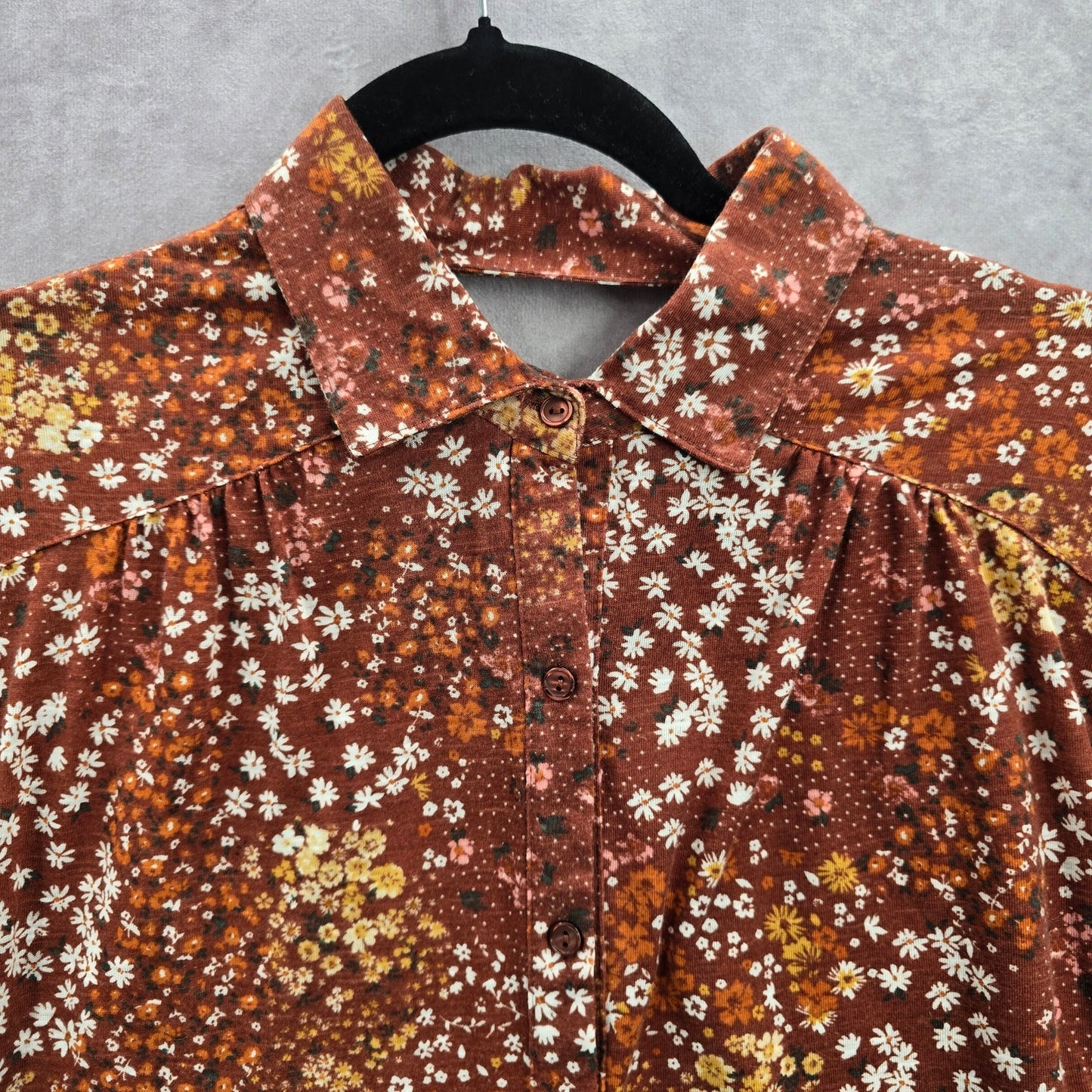 059. No Boundaries Brown Floral Crisscross Short Sleeve Button Down Top Small