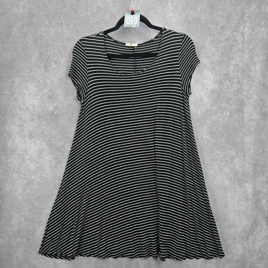 060. Black White Striped Stretchy Flare Short Sleeve Knee Length Dress Small