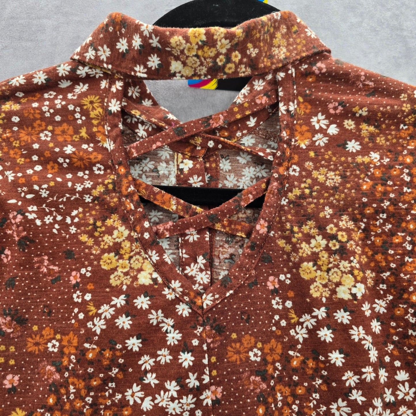 059. No Boundaries Brown Floral Crisscross Short Sleeve Button Down Top Small