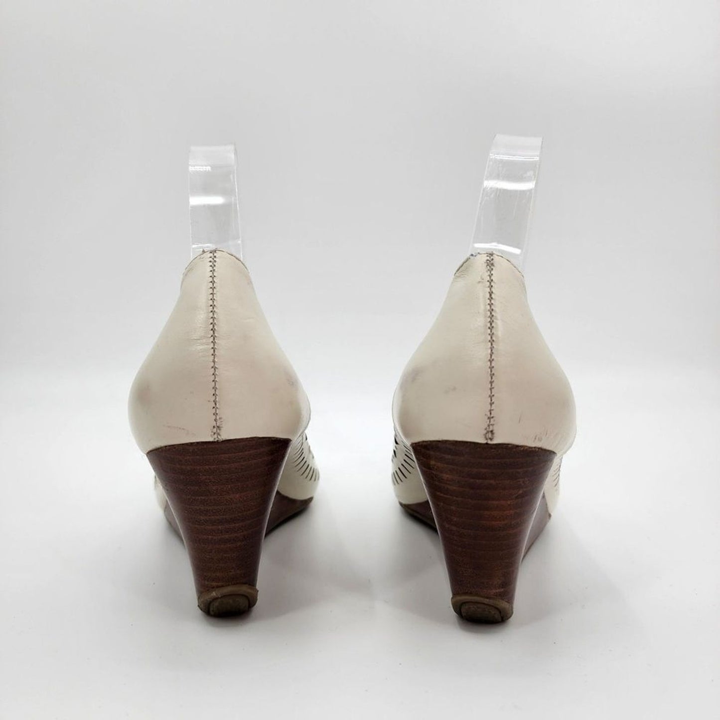 Kenneth Cole Reaction Chill 2 the Bone Cream White Woman's Shoe Size 7.5
