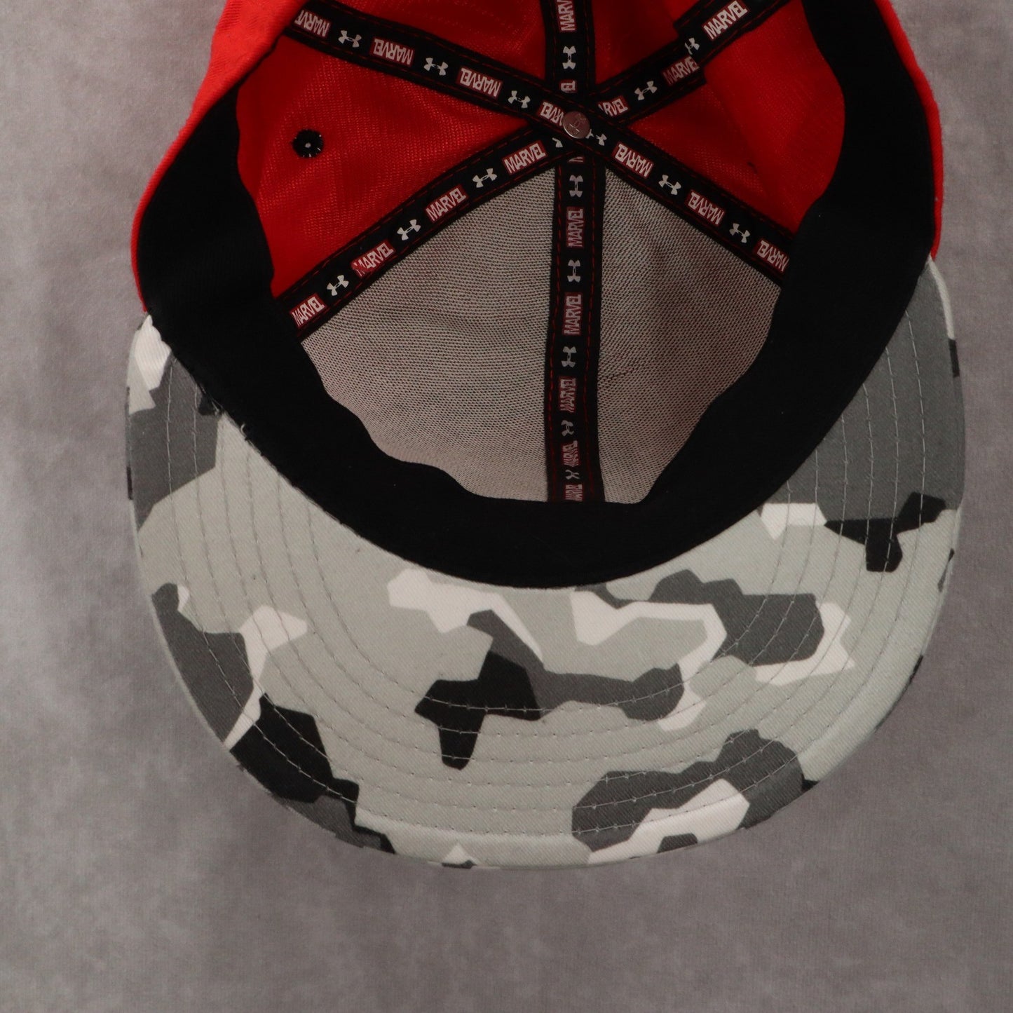 Under Armour Red Marvel Camo Flat Bill Spider Man Fitted Baseball Cap Hat LG XL