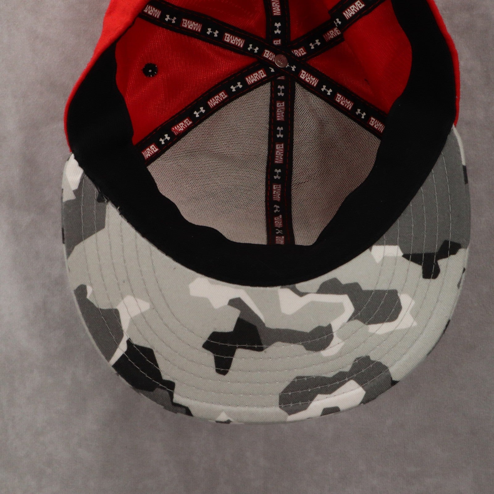 Under Armour Red Marvel Camo Flat Bill Spider Man Fitted Baseball Cap Hat LG XL
