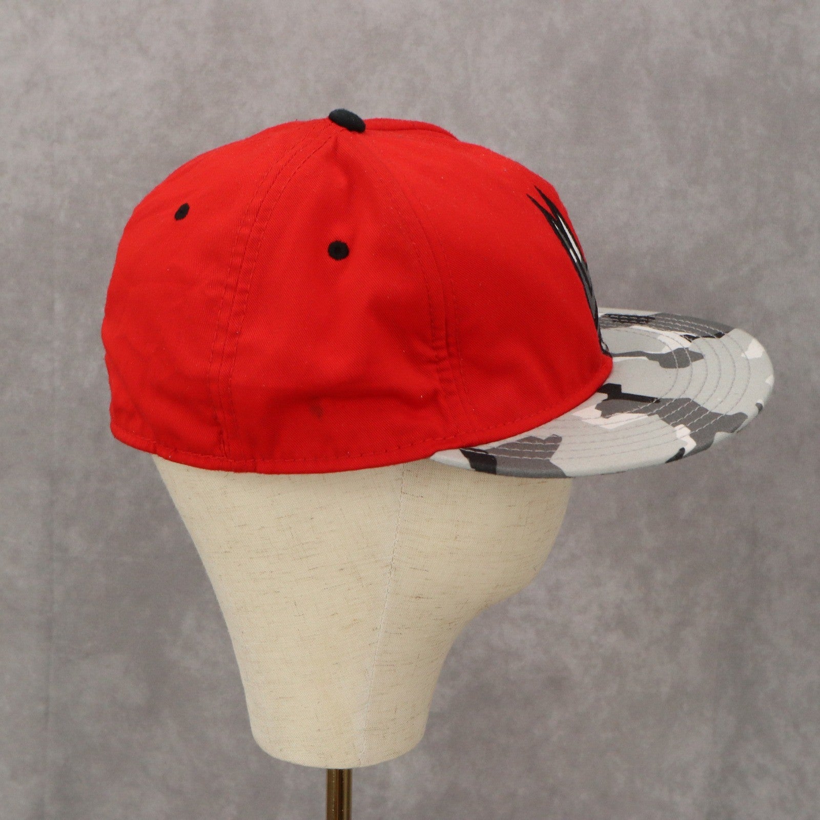 Under Armour Red Marvel Camo Flat Bill Spider Man Fitted Baseball Cap Hat LG XL