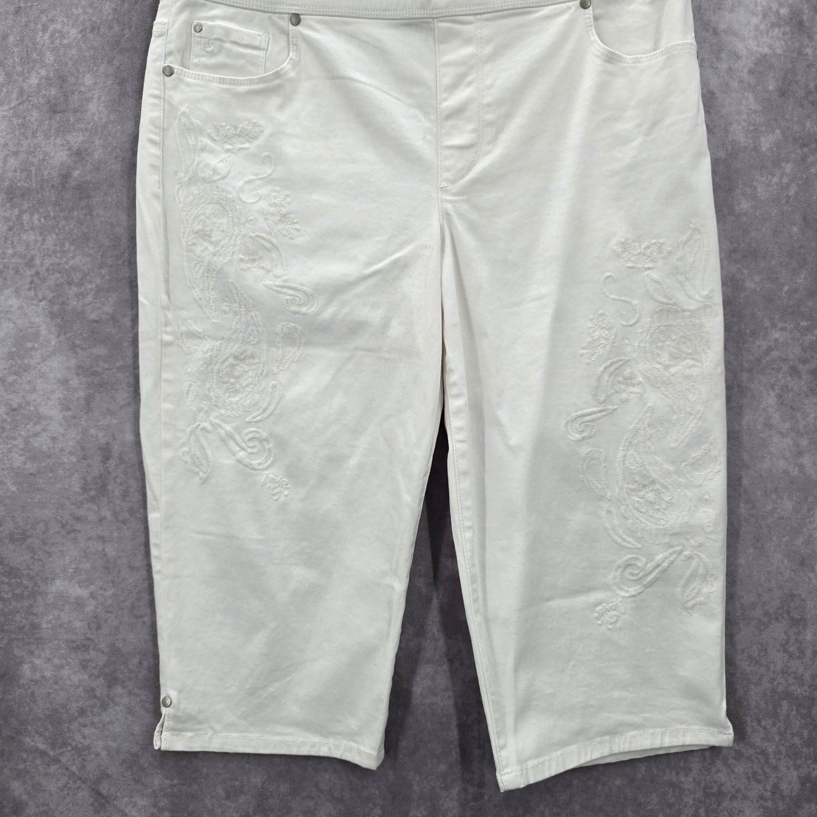 Gloria Vanderbilt White Embroidered Floral Crop Avery Cotton Pants 12