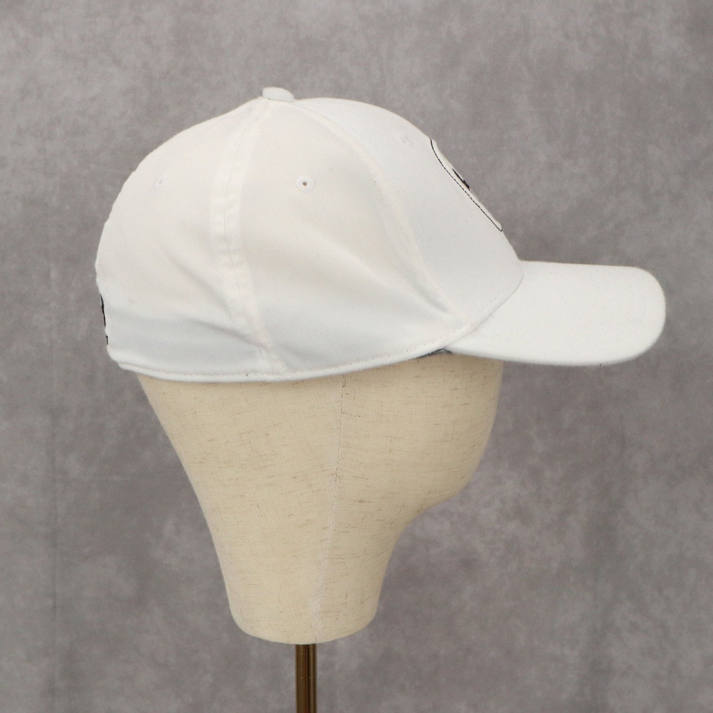 Under Armour White Fitted Athletic Sports Baseball Cap Hat